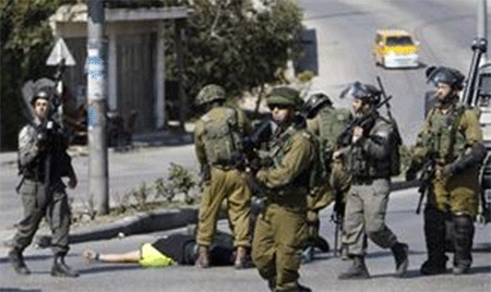 la niña palestina yace en el suelo sangrando La Intifada de Al Quds causa 10 muertos israelíes en menos de un mes